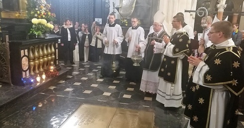 Pod konfesją św. Stanisława spoczywają kardynałowie Adam Stefan Sapieha i Franciszek Macharski