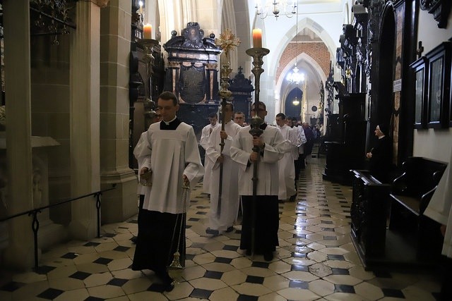 Procesja żałobna w katedrze na Wawelu
