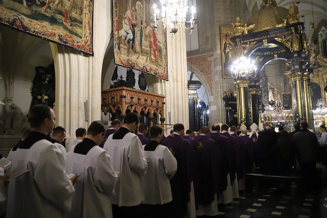 Procesja żałobna w katedrze na Wawelu