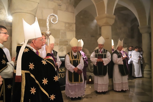 Procesja żałobna w katedrze na Wawelu