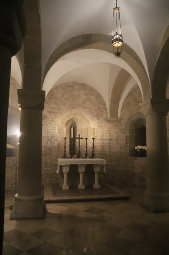 Procesja żałobna w katedrze na Wawelu