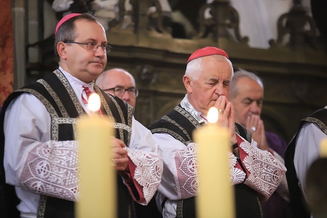 Procesja żałobna w katedrze na Wawelu