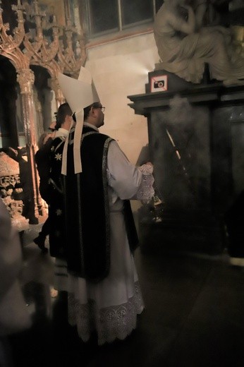 Procesja żałobna w katedrze na Wawelu