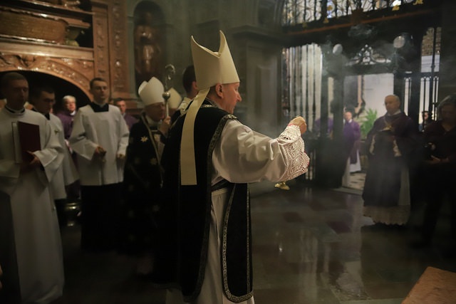 Procesja żałobna w katedrze na Wawelu