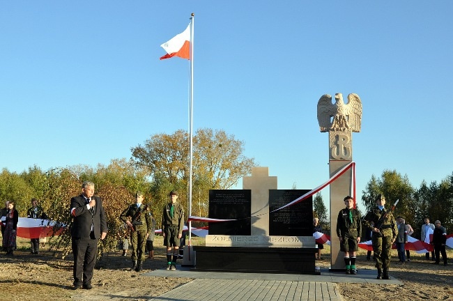 Osłonięcie pomnika żołnierzy ZZK