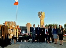 Monument stanął na cmentarzu parafialnym w Zwoleniu