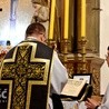 Ks. Julian Nastałek w czasie celebracji tradycyjnej żałobnej liturgii