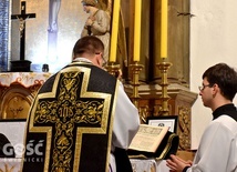 Ks. Julian Nastałek w czasie celebracji tradycyjnej żałobnej liturgii