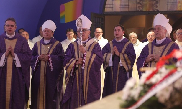 Modlitwa za zmarłych biskupów oraz diecezjan w katedrze