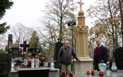 Przy odnowionym nagrobku ks. Kobierskiego Jerzy Przyborowski, przewodniczący zarządu SKOZCR w Radomiu (z lewej) i Sławomir Adamiec