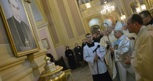 Na koniec przy chrzcielnicy i przed obrazem sługi Bożego odmówiono modlitwę za jego wstawiennictwem