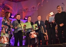Finaliści VI Fetting Festiwal wraz z ambasadorem wydarzenia Markiem Kaliszukiem i prowadzącą Marią Szabłowską