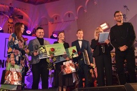 Finaliści VI Fetting Festiwal wraz z ambasadorem wydarzenia Markiem Kaliszukiem i prowadzącą Marią Szabłowską