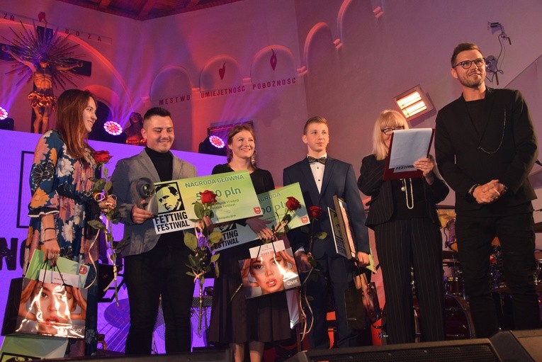 Finaliści VI Fetting Festiwal wraz z ambasadorem wydarzenia Markiem Kaliszukiem i prowadzącą Marią Szabłowską