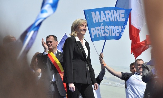 Partia Le Pen wyprzedza partię Macrona w sondażach