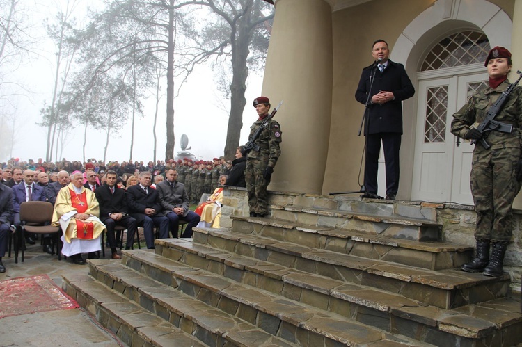 Prezydent na cmentarzu legionistów w Łowczówku