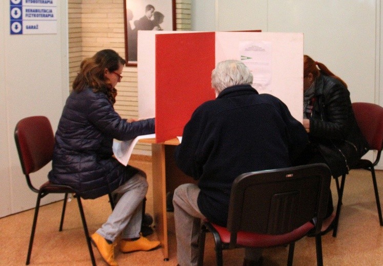 Wyborcy w drugiej turze oddali swoje głosy w większości na nowych kandydatów