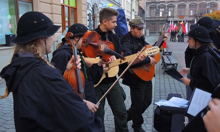 Świętowanie harcerzy ZHR z Niepodległą