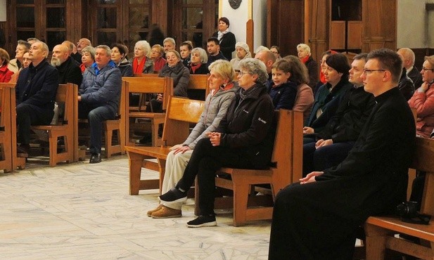 Słuchacze wypełnili kościół na Zlotych Łanach podczas prapremiery "Kantaty Niepodległość"