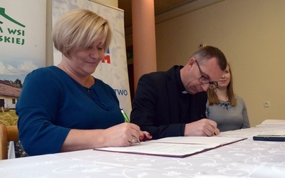 List intencyjny w sprawie przyszłorocznych Dni Młodzieży podpisali Ilona Jaroszek i ks. Mariusz Wilk