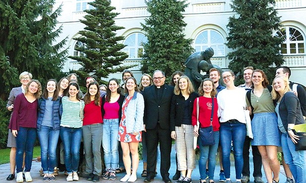 Pamiątkowe zdjęcie z ks. prof. Andrzejem Kicińskim, rektorem KUL.