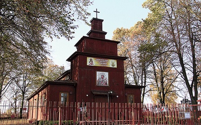 Kościół wybudowano w stylu zakopiańskim.