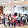 ▲	Dzieci ćwiczyły układy taneczne w sobotę 3 listopada. Prowadzący zajęcia do Kwidzyna przyjechali z Borkowic. 