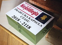 ▲	Kapsuła to ciężka, wojskowa skrzynka. Nie ma więc obaw, że przez wiek jej zawartość zostanie zniszczona lub uszkodzona.