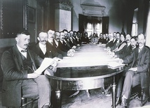 Fotografia Rady Narodowej Księstwa Cieszyńskiego, prezentowana na jubileuszowej wystawie na temat RNKC w Muzeum Śląska Cieszyńskiego.