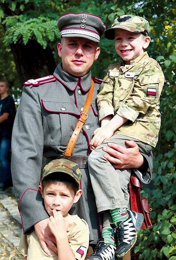 Krzysztof Neścior w mundurze legionisty.