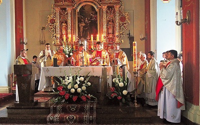 Biskup Roman Pindel przewodniczył jubileuszowej liturgii w Głębowicach.