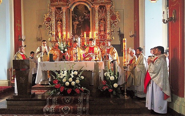 Biskup Roman Pindel przewodniczył jubileuszowej liturgii w Głębowicach.