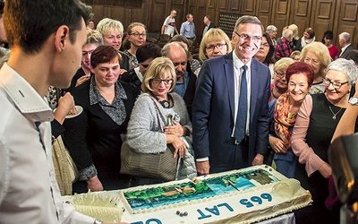 Prezydent Grzymowicz zaprosił mieszkańców na urodzinowy tort.
