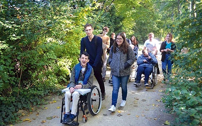Spacer po Łazienkach z osobami niepełnosprawnymi wzbudzał ciekawość przechodniów. 