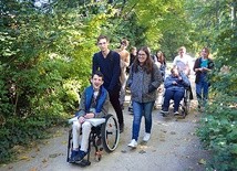 Spacer po Łazienkach z osobami niepełnosprawnymi wzbudzał ciekawość przechodniów. 