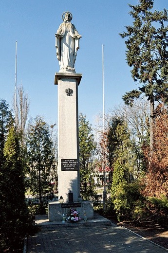 Figura Matki Bożej przed dobrzyńskim kościołem jest pamiątką wielu wydarzeń XX wieku i ślubów złożonych przez ocalonych mieszkańców miasta.