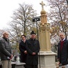 ▲	Przy odnowionym nagrobku (od lewej): Jerzy Przyborowski, przewodniczący komitetu, Edyta Sitarska, dyrektor radomskiej nekropolii, ks. Andrzej Tuszyński i Sławomir Adamiec.