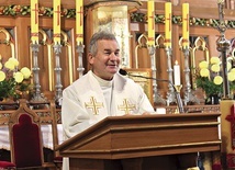 Ks. Marek Dziewiecki podczas pierwszej konferencji w kościele Trójcy Świętej w Bytomiu. 