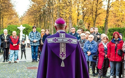 Kazanie podczas nabożeństwa na cmentarzu.