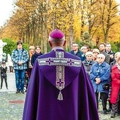 Kazanie podczas nabożeństwa na cmentarzu.