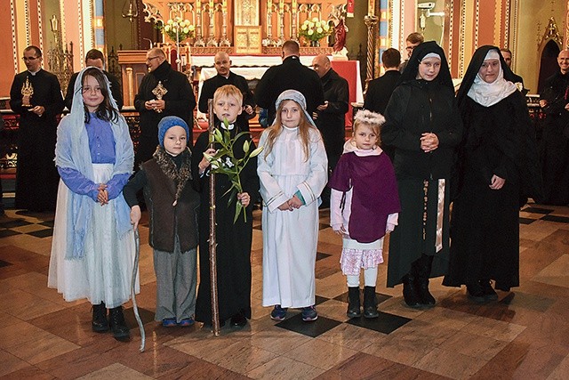 Dzieci w strojach świętych na bytomskim orszaku.