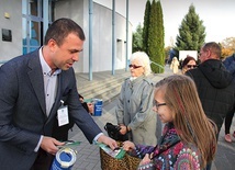 ▲	Na wielu nekropoliach odbywały się zbiórki pieniędzy  na ratowanie zabytkowych grobów.