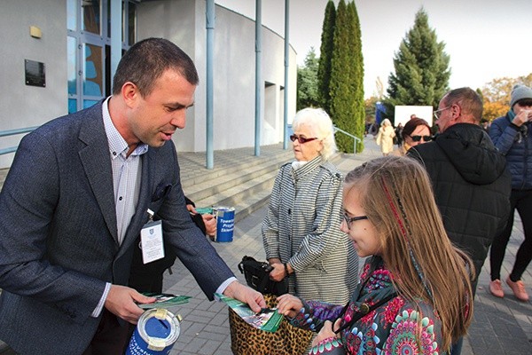 ▲	Na wielu nekropoliach odbywały się zbiórki pieniędzy  na ratowanie zabytkowych grobów.