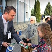 ▲	Na wielu nekropoliach odbywały się zbiórki pieniędzy  na ratowanie zabytkowych grobów.