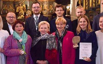 ▲	 Jury wraz z laureatką nagrody dla najlepszego dyrygenta.