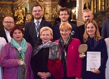 ▲	 Jury wraz z laureatką nagrody dla najlepszego dyrygenta.