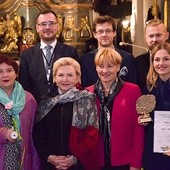 ▲	 Jury wraz z laureatką nagrody dla najlepszego dyrygenta.