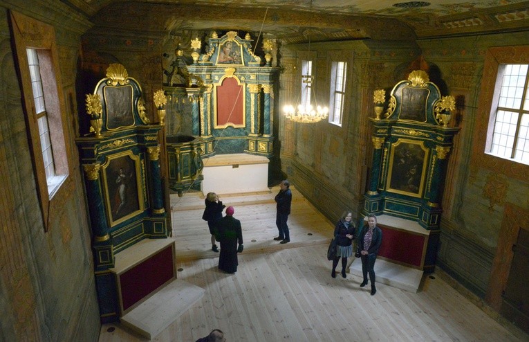Anonimowy autor polichromii wykreował w drewnianym kościele wizerunek bogatego, barokowego wnętrza świątyni murowanej