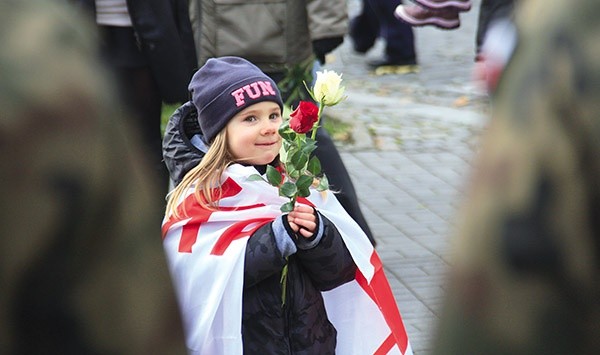 Miłości do ojczyzny uczy się od najmłodszych lat.