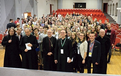 Pamiątkowe zdjęcie ojców synodalnych z uczestnikami „Synodu”.